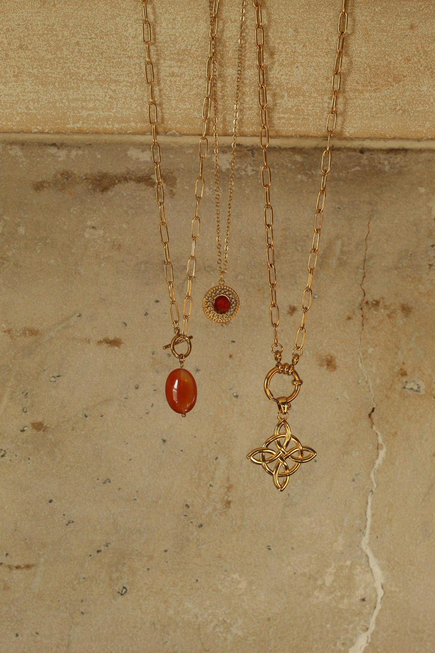 Gold chain with knot pendant