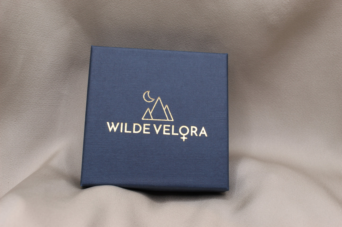 Faceted kyanite bracelet with gold clasp