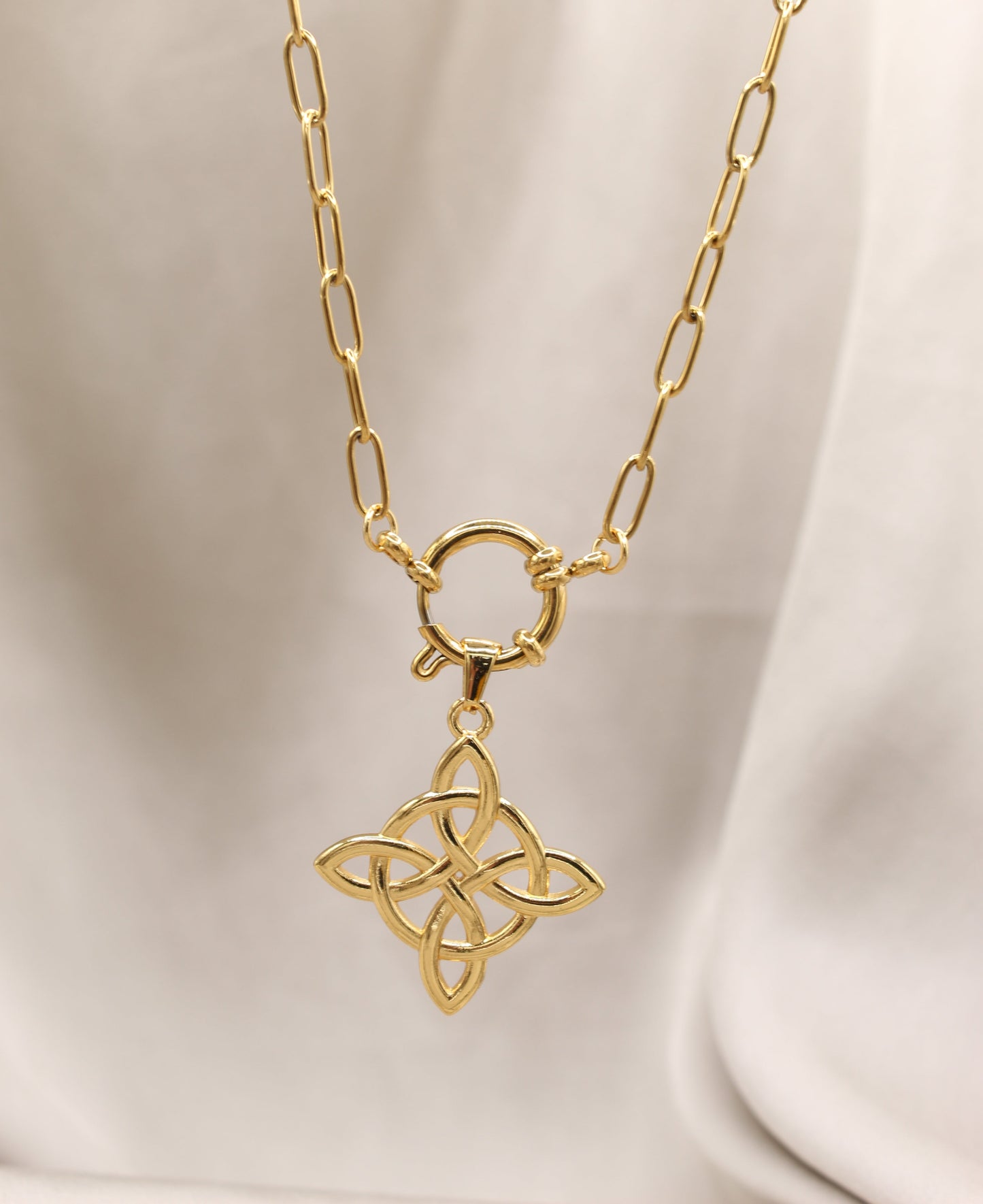 Gold chain with knot pendant